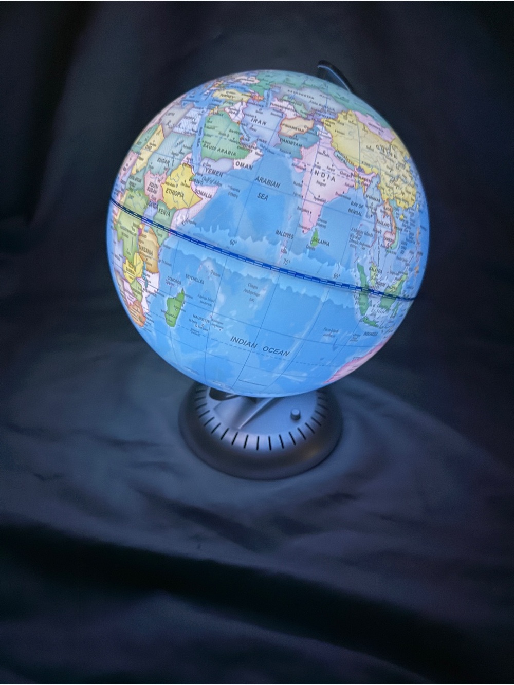 Rotating Tabletop World Globe LED Battery Powered AA Plastic Modern Small